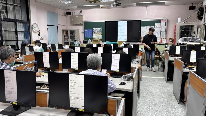 學員利用手機AI生成照片。