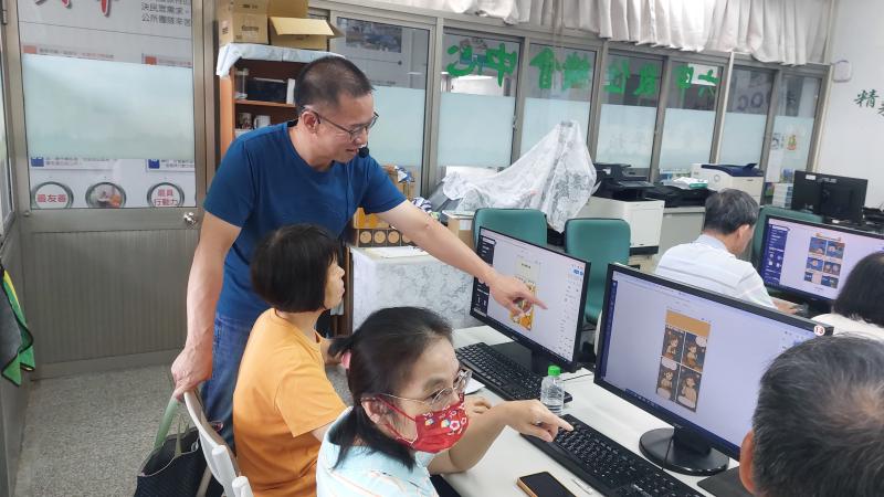 但是還是要經過一些過程來處理漫畫故事的對話, 以及背景顏色的調整, 學員們有不懂的地方, 都請教老師協助這方面的學習,