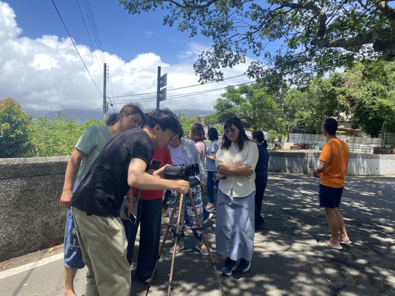 學員們到戶外實際操作攝影機。