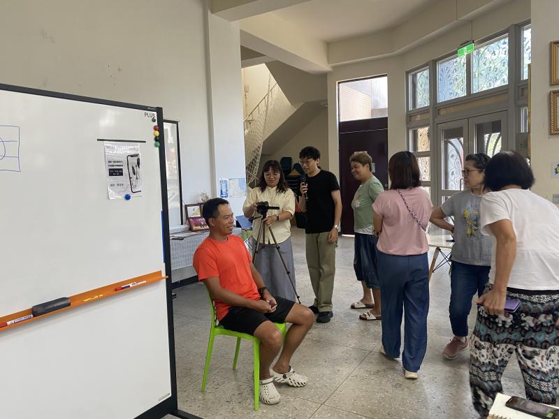 學員們找角度進行採訪鏡頭練習。