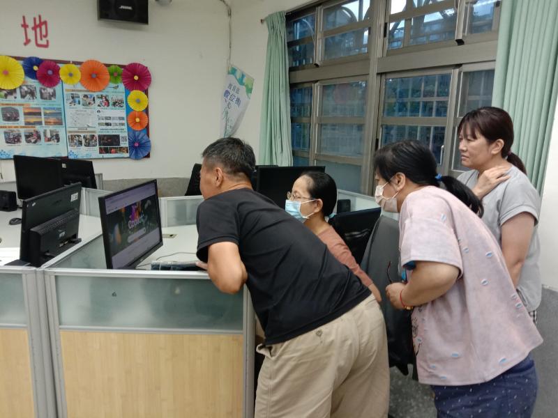 老師與學員上課的互動，與專心聆聽老師所講述的重點與經驗的分享