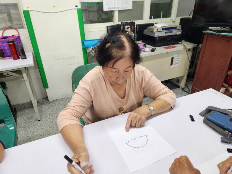 學員認真瞄線條模樣