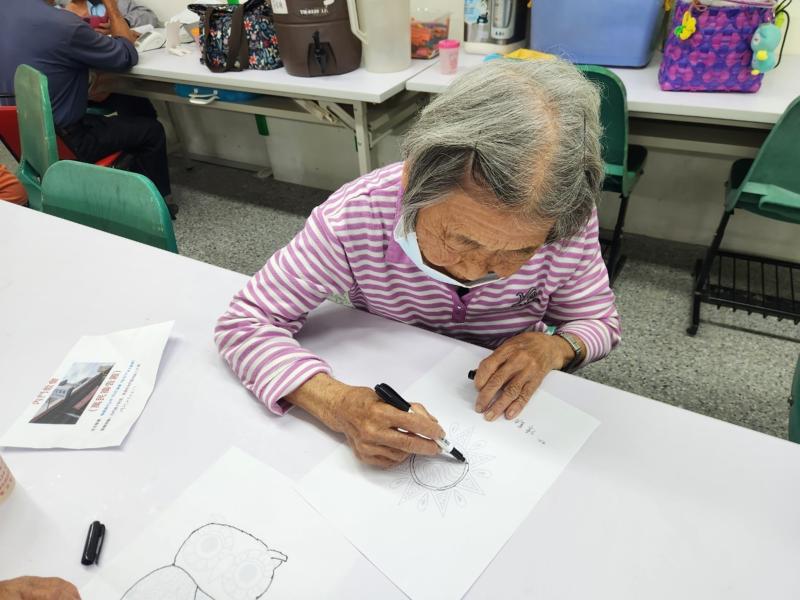 阿嬤越畫越開心