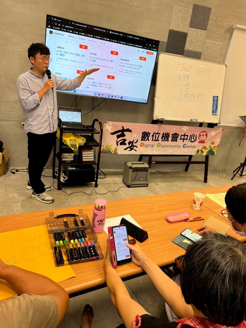 學員拿著手機跟著老師一步一步操作