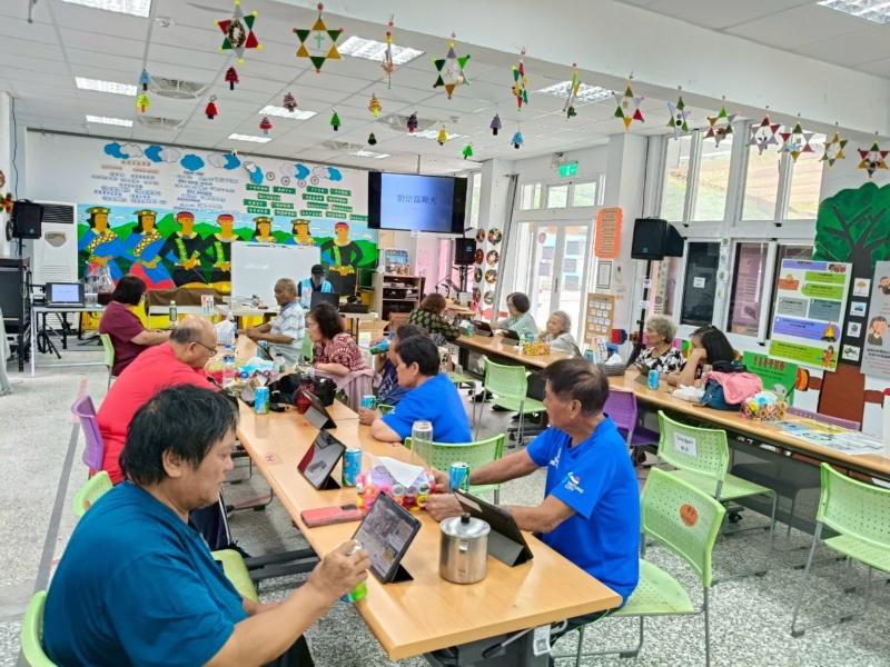 學員互相討論貼圖製作方式，並上傳