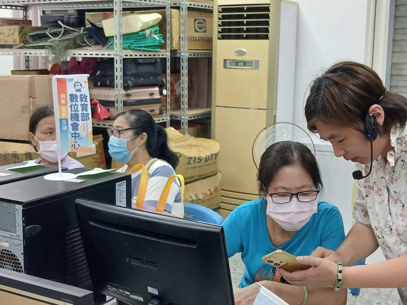 老師以手機畫面操作示範，並一步步帶領大家用自己的手機完成模擬購物流程。