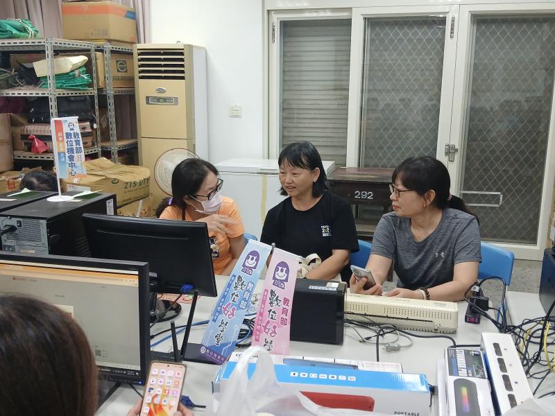 數位小幫手們積極與學員互動，分享自己使用網路購物與電子支付的經驗與實用技巧