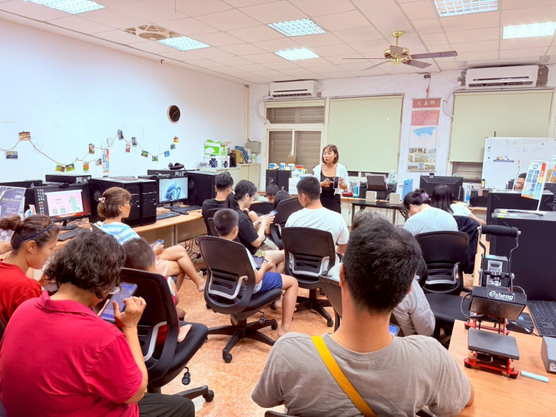 講師運用平板讓學員了解應用程式介面的功能與使用方式