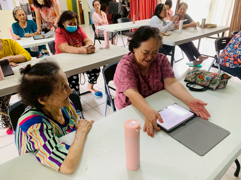 寫下對孫子的鼓勵、有人寫給朋友的祝福，有人則說出一直放在心底對家人的思念
