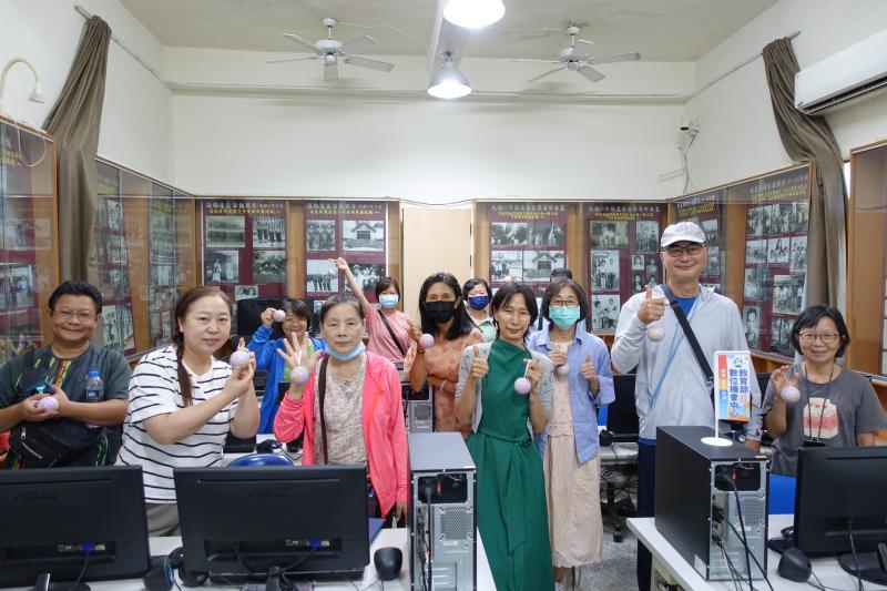 課程尾聲，講師貼心準備實用收納贈品，有冰箱門收納盒、好用的洗碗布還有鍋鏟收納小物等，希望每位學員可以妥善運用這些收納小物，鼓勵他們將所學落實在日常生活中。