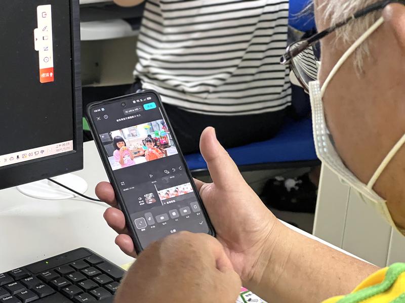 學員拿起手機練習剪輯，將寶貝孫女的成長片段製作成精緻的短影音。