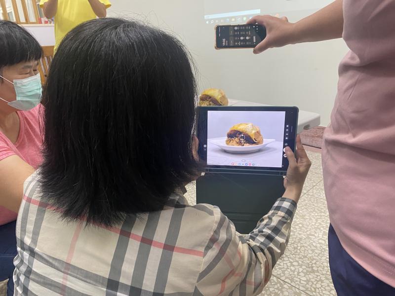 將商品置於畫面中央進行拍攝，清楚突顯主體，營造出視覺焦點集中、畫面平衡的效果。