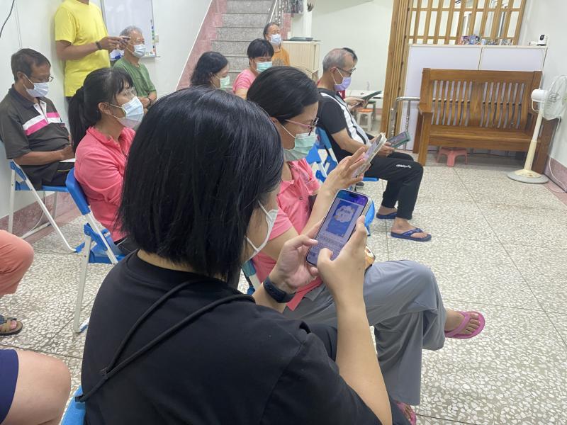 學員們各自沉浸在Canva創作中，專注地運用所學設計技巧，完成滿意的作品。