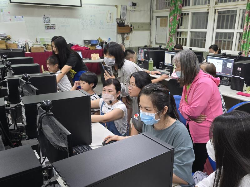 老師講解決學員們遇到的難題。