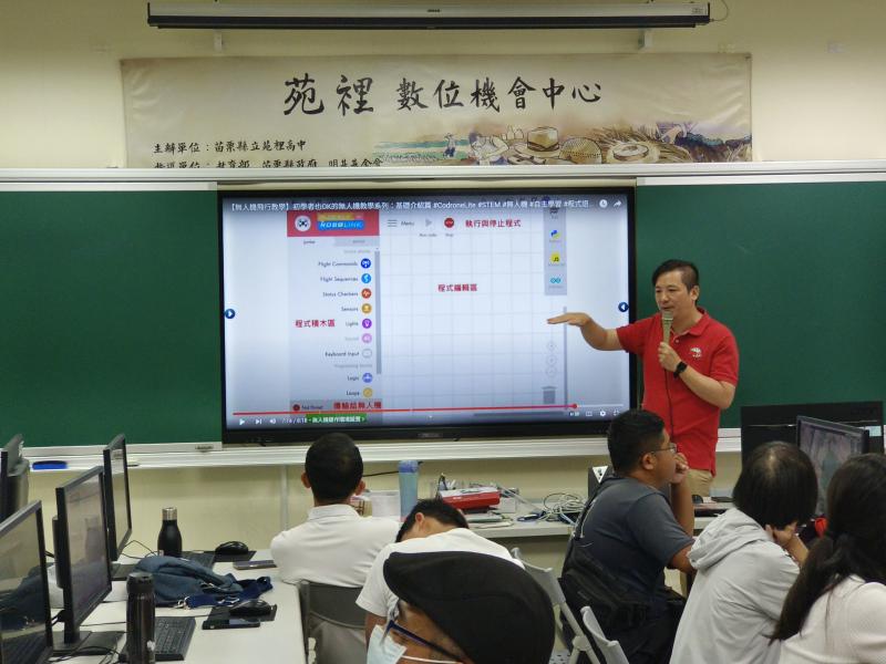 CoDrone無人機採用以圖形化編程工具，老師用簡單的範例帶大家撰寫飛行的動作指令