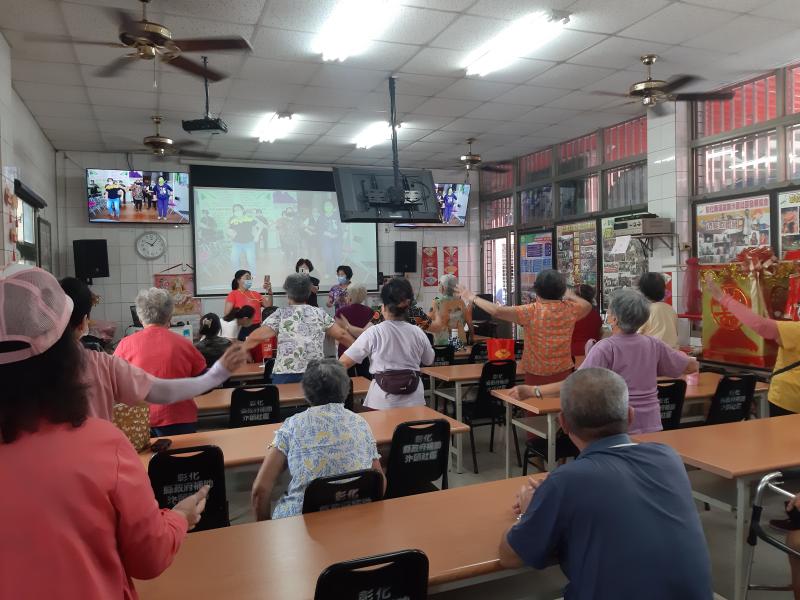 汴頭社區將於7月27日參加【運動愛台灣，舞出青春、舞出活力舞蹈大賽】有的學員跳著比賽舞步，有的學員馬上於臉書上直播，氣氛相當歡樂，當學員們看著回播影片，都很開心自己上了鏡頭,成為了【最佳女主角】。