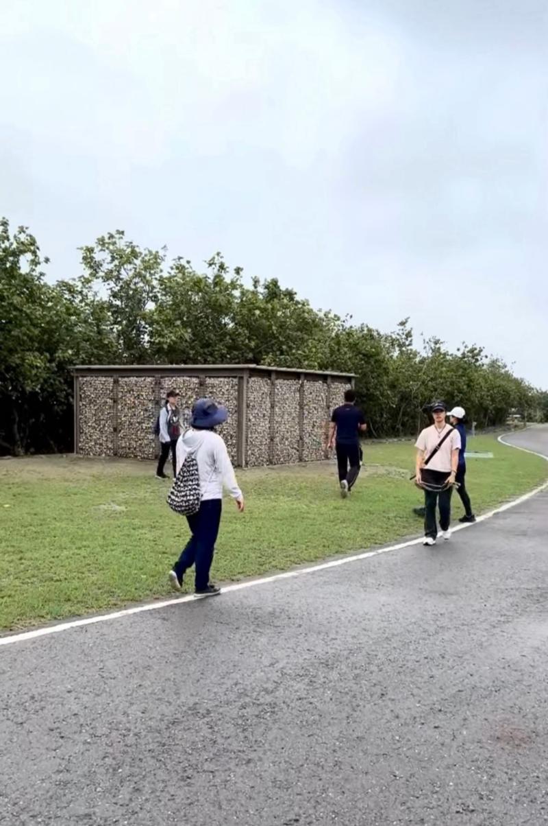 第一次體驗使用360相機大家都非常地的好奇可以拍出哪些畫面，透過專用的360相機可以記錄更廣闊的攝影角度，讓空間感更加的豐富，老師這次帶著大家一起來滯洪池一邊觀賞美麗的景色也一邊解說如何拍攝及記錄完成影片。