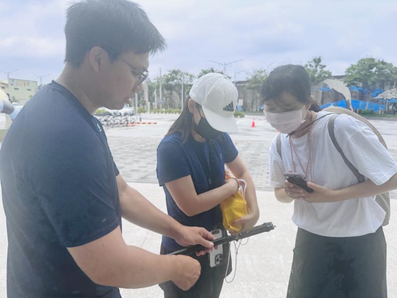 看著老師的示範當天拍攝的影片就能透過剪輯，來製作360˚影片，大家也透過自己的手機取得影片素材來學習剪輯，有學員反映使用手機下載特定的APP功能來完成影片，也很有挑戰性與以往剪輯的短影片功能非常不同，第一次操作感覺不適很適應，但可以簡單地完