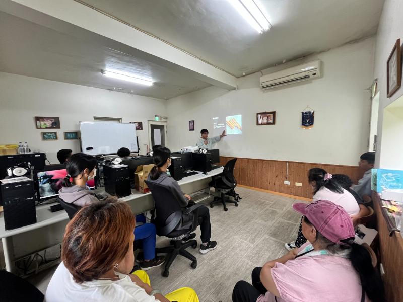 透過講師的細細講解，讓學員們了解到樂器的製作方式、選材料的限制及傳統的四音階如何走向多元開發。