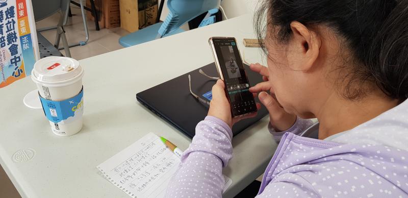 學員的專注即一點一滴被開啟的眼界和笑容。未來，他們將用手機，繼續探索更大的世界！