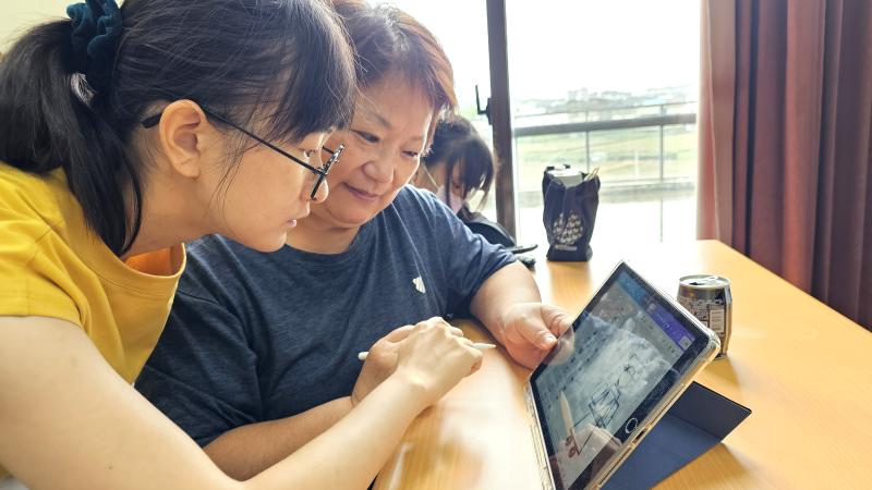 講師為學員排除操作上的困難。