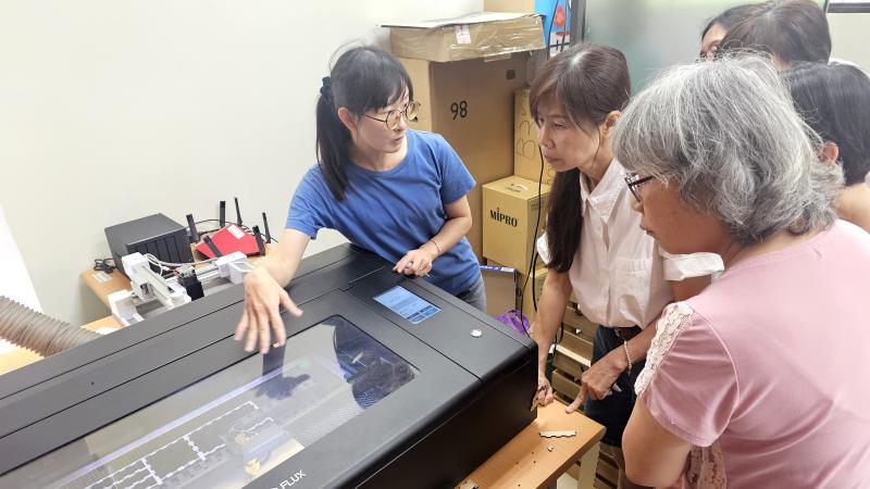 學員實際觀察雷雕機的運作，更了解雷射切割與雕刻的差異。