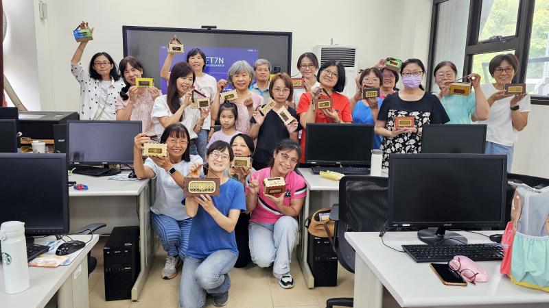 學員全體與作品合影。