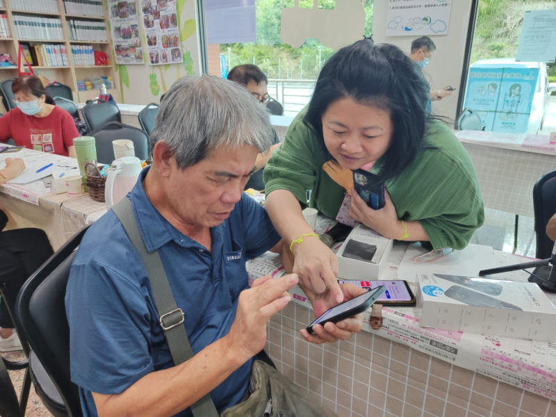 學員透過VR APP按步驟執行圖像設定