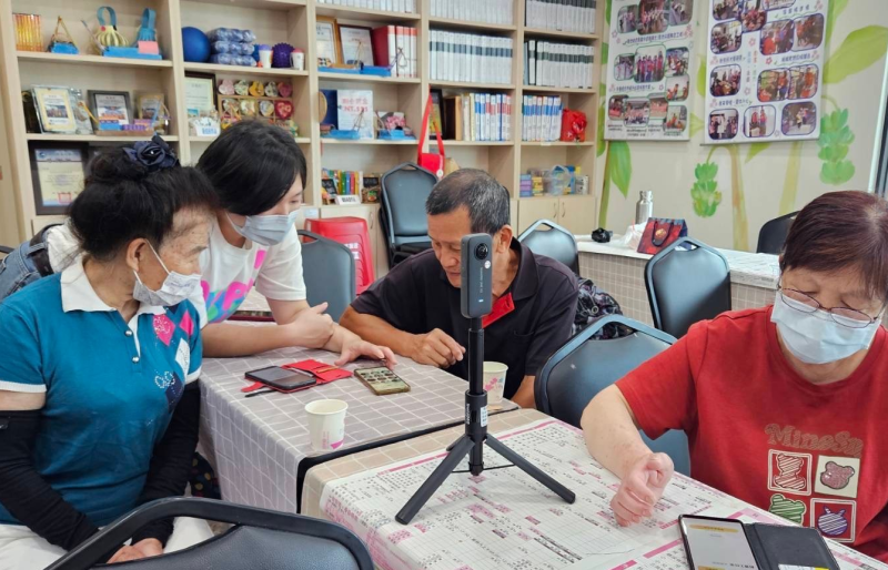 助教細心指導學員VR媒材設定操作