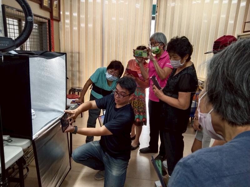 老師指導學員如何打光及照相情形