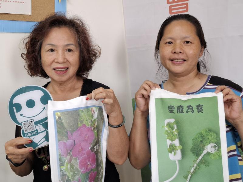 學員親手設計圖案，透過熱轉印設備到包包上，十分有成就感。