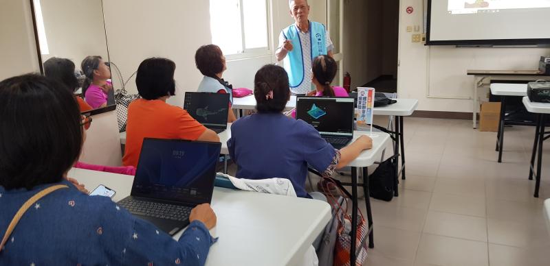 學員們使用筆電操作線上AI軟體，嘗試生成圖像與修圖合成，不再侷限於傳統畫筆，而是用滑鼠與關鍵字勾勒出創意。