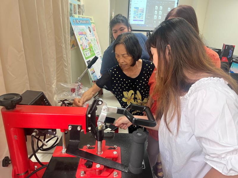 完成作品實體化！學員將設計圖轉印至杯具，拿著成品合影，展現科技與創意融合的成果。