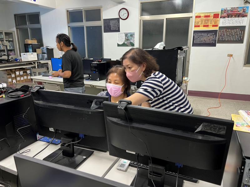 學員遇到問題，講師一對一教學