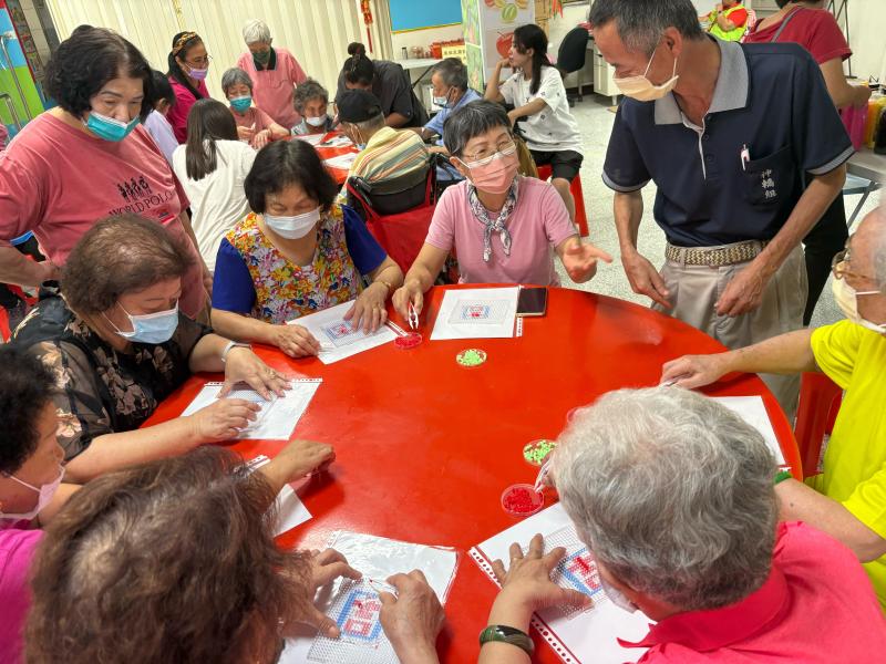 透過一顆顆繽紛的小拼豆，大家發揮創意、動手DIY，不但訓練了手眼協調和專注力，也讓每位參與的長輩完成了屬於自己的可愛作品