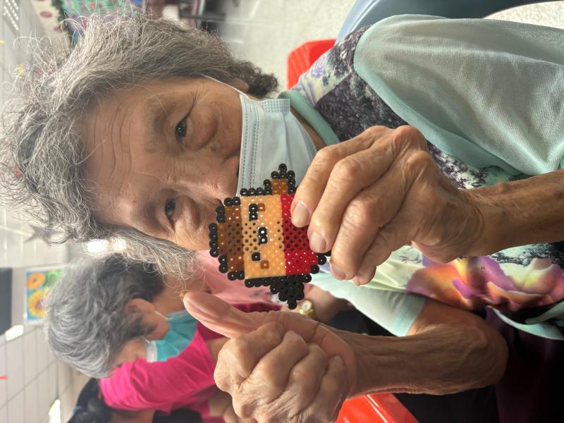 看到他們拿著親手做的鑰匙圈，露出滿意的笑容，我們也感到非常感動。