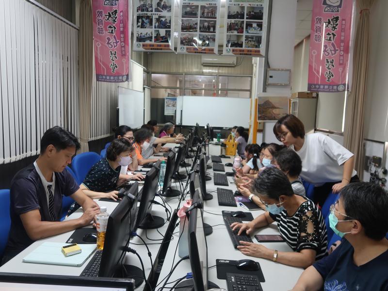 學員聚精會神操作電腦，實作數位設計流程，認真投入每個細節。