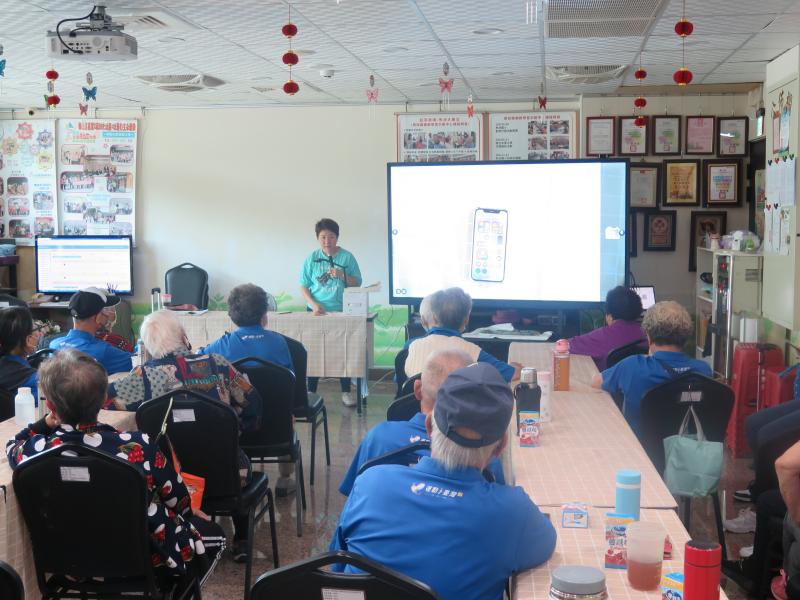 學員全神貫注聆聽課程內容，積極吸收數位新知。