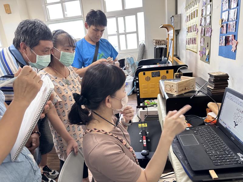 從雷雕的原理和雷雕機的介紹，如何操作軟體來製作出雷雕所需要的圖檔，雷射切割與雷射雕刻的定義，深入淺出的解說有些學員聽得專注，更拿起筆來做筆記，在繪製雷雕圖案和對雷雕有任何的疑問，老師都能用親切和專業的方式來為大家解答。