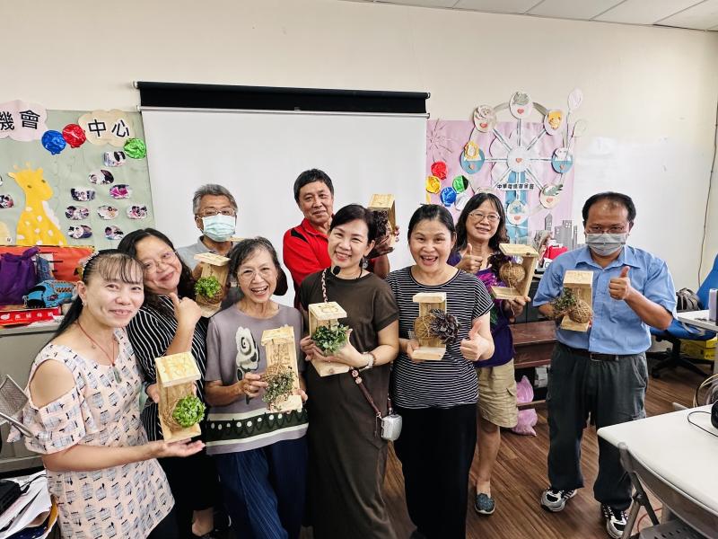 課程氣氛融洽，老師課程說明詳細，一有人提出疑問大家都跟著了解狀況和提供解決的方法。有學員表示第一次來上DOC的課程，表示以往覺得雷雕可能需要有專業知識背景，但出於好奇就報名了課程，透過DOC課程的安排來體驗雷雕的過程非常的有趣，未來對雷雕更