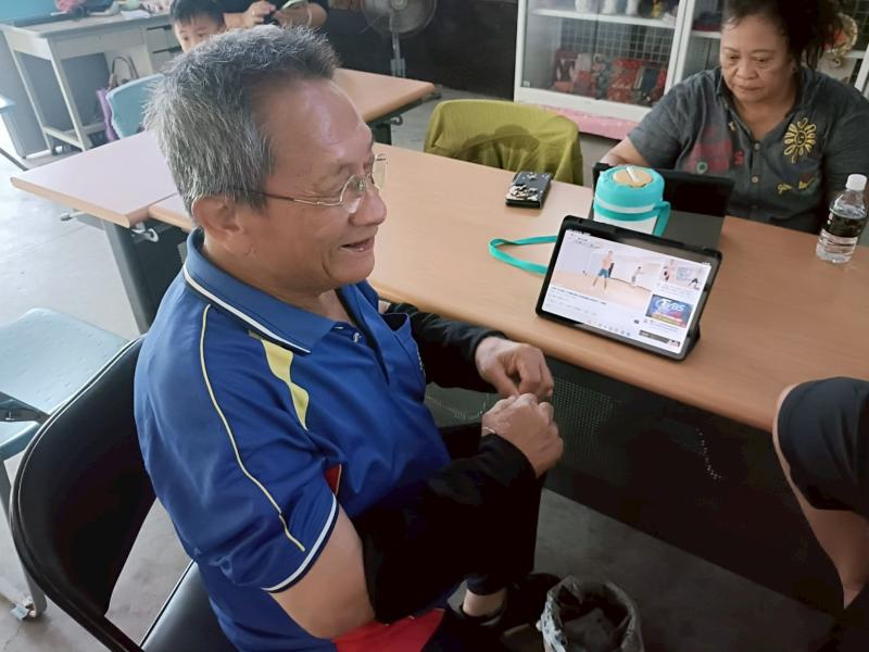 學員學習APP操作中運動動作。