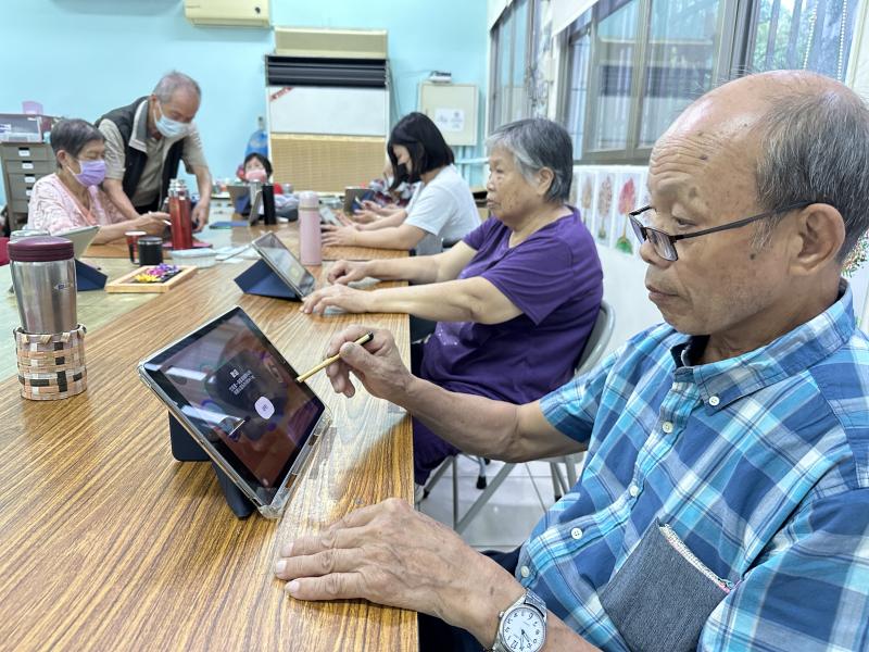 學員操作益智闖關遊戲