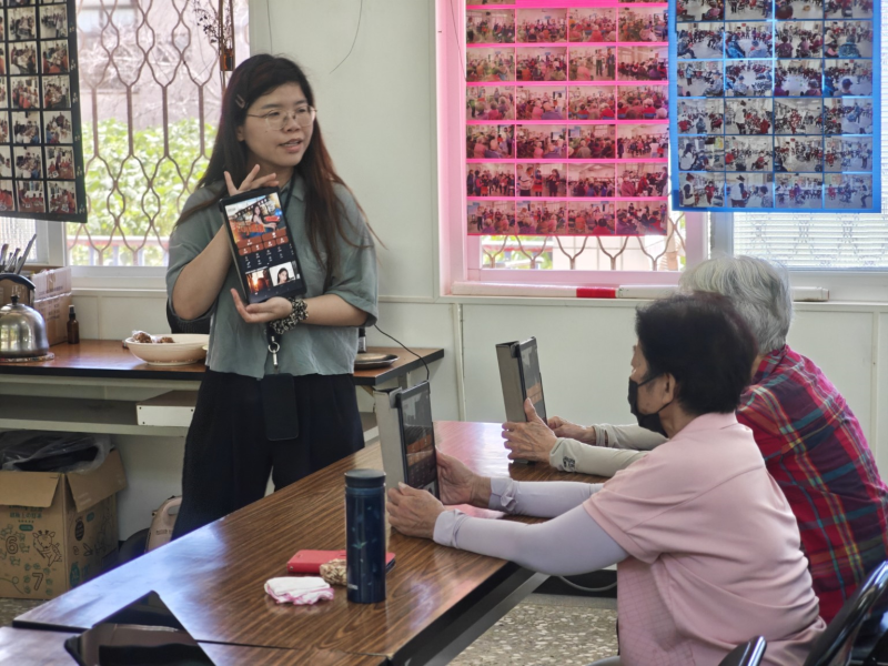 蕭雅岑老師正在講解平板拍攝與照片編輯功能，現場以實機操作說明，幫助學員了解如何用平板記錄生活、管理影像，轉而提升數位圖像處理的能力。學員專注聆聽，展現高度學習熱忱。