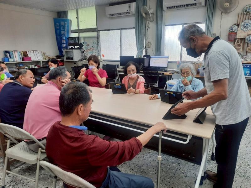 學員間分享彼此的成果，開心地談論如何將新技能運用在生活中，記錄家人、朋友與美好時光。