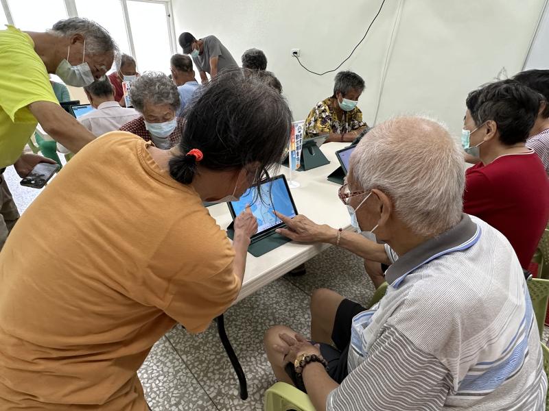 互相教學、一起練習，長輩們學地圖操作不嫌難，還越學越有趣！