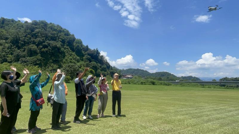 課程來到內埔的大草原。寬闊的視野與無任何障礙的環境，成了最佳的試飛場地。