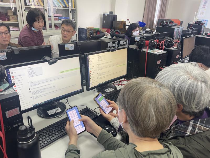 大家彼此交流操作心得，有人分享生成圖片的小技巧，有人熱烈討論影片構圖與配樂選擇，學習氛圍溫暖又愉快。