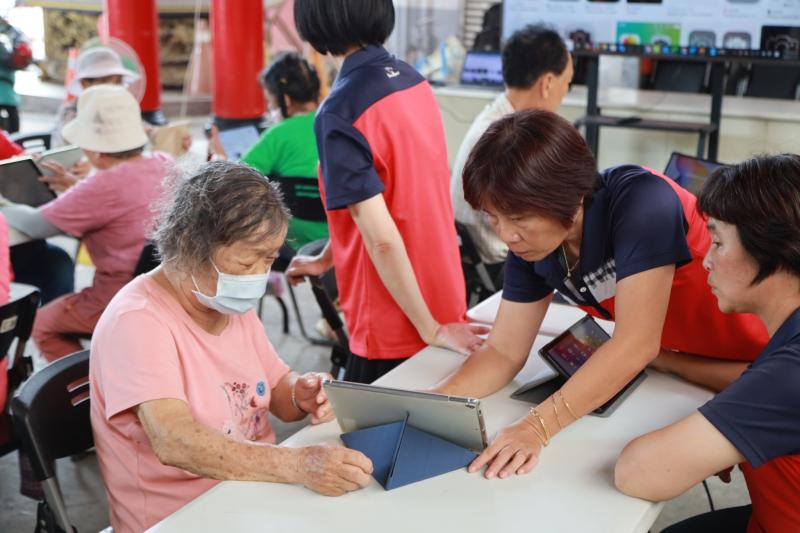 這堂課一方面提升了志工的技能與自信，另一方面也讓長輩感受到數位學習的親切與陪伴。