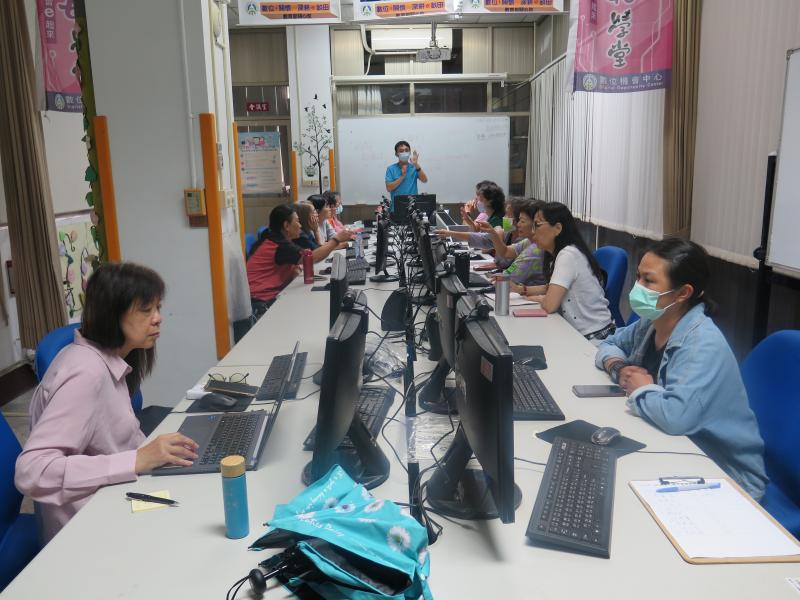 學員實際操作 Scratch 練習程式撰寫，將抽象邏輯化為實際動作控制。