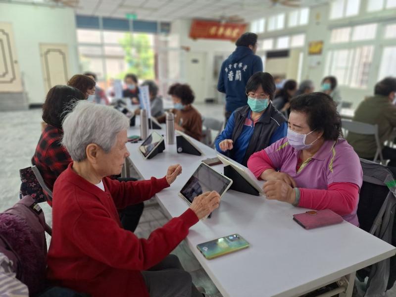 長輩照著講師指導，直接滑滑操作平板很有成就感。